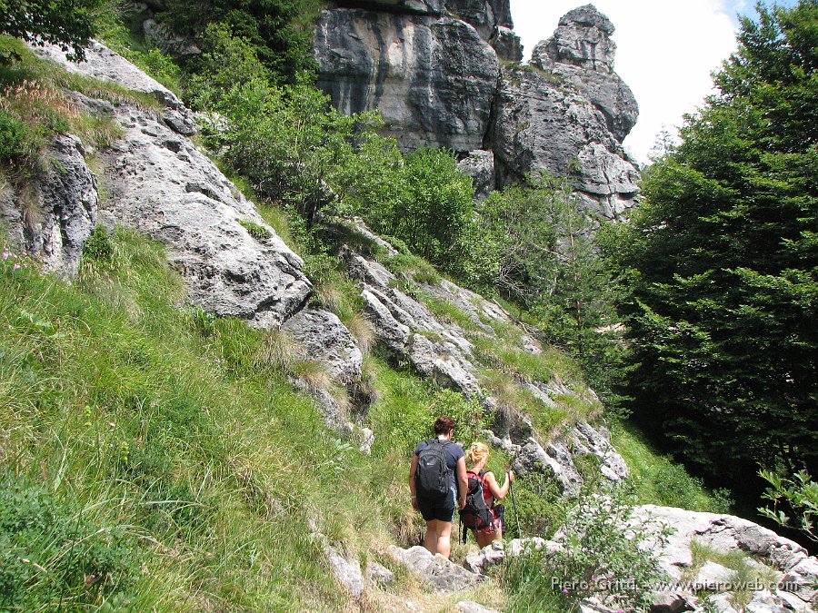 Menna3ag08 122.jpg - Passaggio sotto le rocce